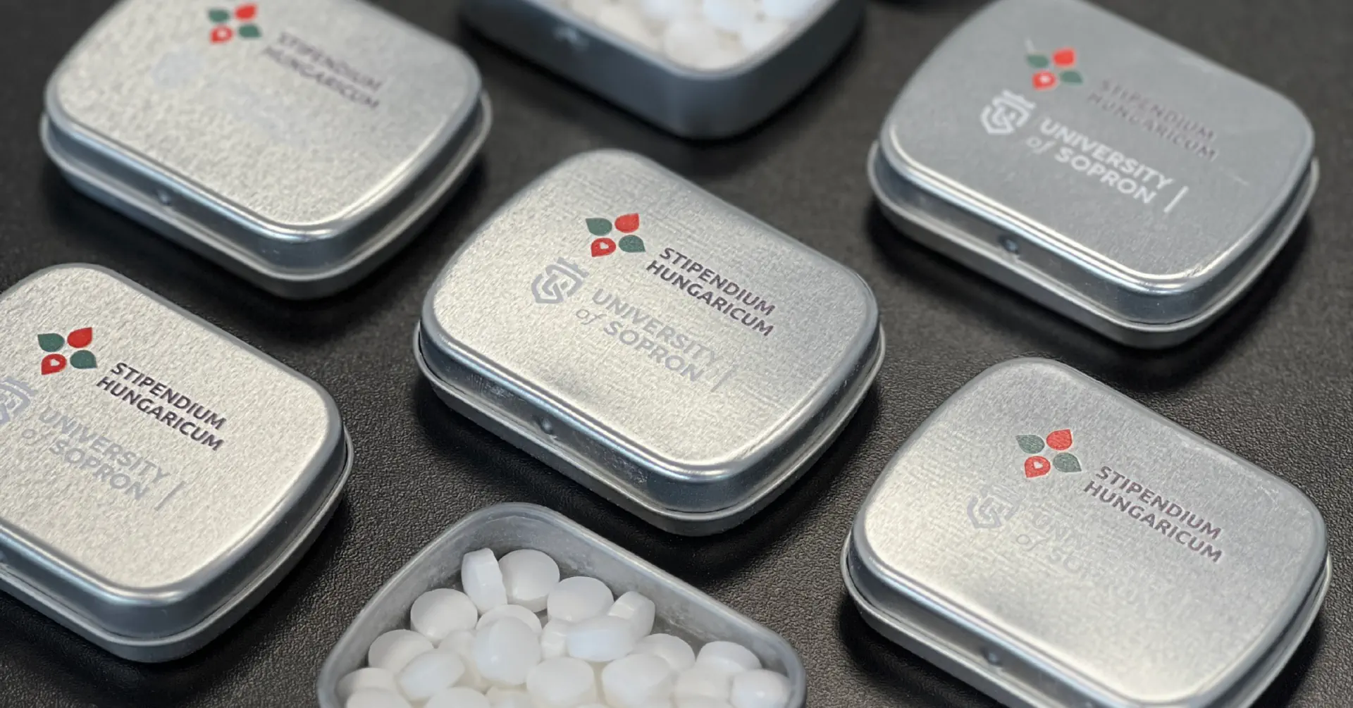 Emblémázott csomag